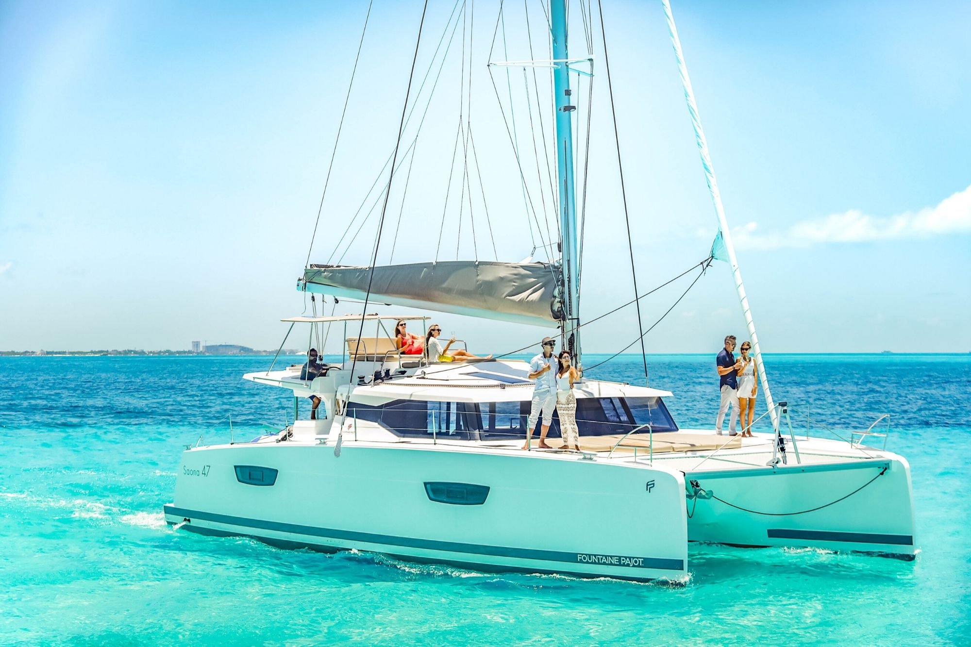 Renta un tour privado a Isla Mujeres en el catamaran Victoria para hasta 25 personas Cancun